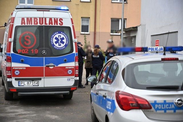 Do tragedii doszło w Lesznie w poniedziałek, 18 listopada. Siedzący na ławce mężczyzna w pewnym momencie upadł. Lekarze przybyli na miejsce stwierdzili zgon.