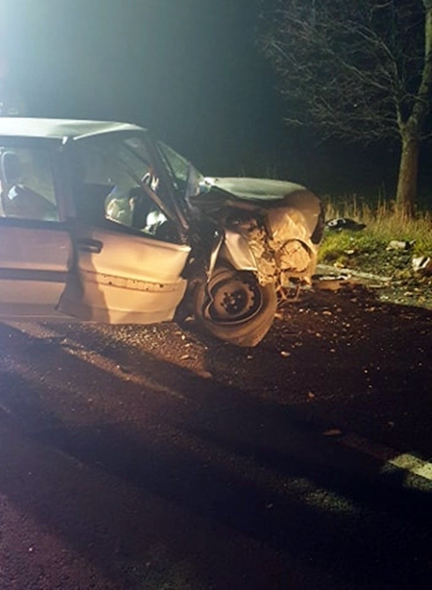 Gmina Drawno. Nocny wypadek pod Kiełpinem. 21-latka kierująca citroenem uderzyła w drzewo. Nie mogła się wydostać z auta