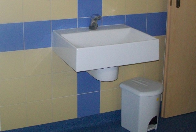 Zamontowana na ścianie umywalka z systemem odpływowo-przelewowymUmywalka z systemem odpływowo-przelewowym