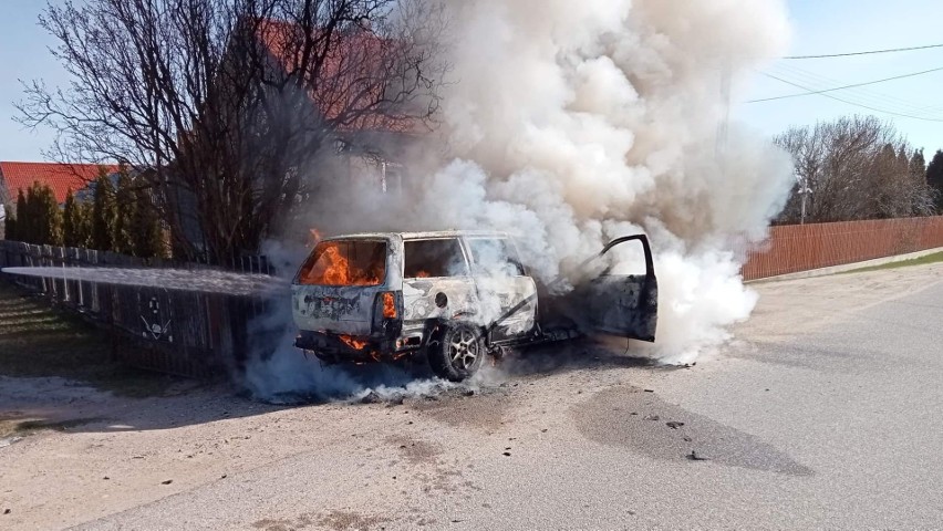 Pożar samochodu w Cyku. 13.04.2022. Interweniowała OSP Czarnia