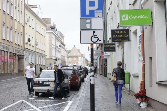 Nowy sposób parkowania zmniejszył liczbę miejsc parkingowych. Ogródek - gdy powstanie - zabierze kolejne.