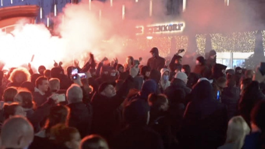 Holandia: Zamieszki w Rotterdamie. Policja strzelała do protestujących przeciwko obostrzeniom, są ranni [ZDJĘCIA]