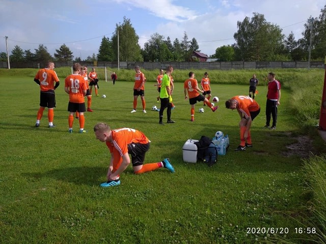 Beniaminek czwartej ligi, Hetman Włoszczowa, przegrał swój pierwszy sparing w czasie okresu przygotowawczego do nowego sezonu. Podopieczni trenera Mariusza Lnianego ulegli Sparcie Szczekociny.Hetman Włoszczowa - Sparta Szczekociny 2:3 (2:1)Bramki dla Hetmana: Patryk Krzysztofik 13, Łukasz Orzeł 41.Hetman: Zug - Wroński, G. Małek, M. Małek, Walasek - Matuszewski, Chuptyś, Orzeł, Łata - Krzysztofik, Smolarczyk.Z ławki weszli: Gieroń, Krzysztofik, Bugno, Stawowczyk, Mosiejowski, Wargacki, Gruzło, GierbuszewskiPrzeciwnik Hetmana, Sparta Szczekociny, to zespół który w przedwcześnie przerwanym sezonie 2019/2020 wygrał swoją grupę w częstochowskiej klasie A. W zespole gości zagrali trzej  byli piłkarze włoszczowskiego klubu: Damian Dyras, Przemysław Samek oraz Krzysztof Minor.-  W pierwszej połowie dobra gra i przewaga gospodarzy, "setki" Smolara i fantastycznie broniący......Dyras ! Druga połowa to poprzeczka Damiana Bugno i niewykorzystane sytuacje Stawowczyka, Mosiejowskiego i kilku innych młodych naszych wychowanków. Dobry występ Artura Łaty na boku pomocy. Bardzo pożyteczny sprawdzian dla podopiecznych trenera KSH Mariusza Lnianego - możemy przeczytać na oficjalnym profilu Hetmana Włoszczowa na portalu facebook.com.Kolejny mecz triumfator świętokrzyskiej czwartej ligi z ubiegłego sezonu rozegra za tydzień, również na własnym boisku. Rywalem będzie KS Niedośpielin z piotrkowskiej klasy okręgowej.Damian Wiśniewski