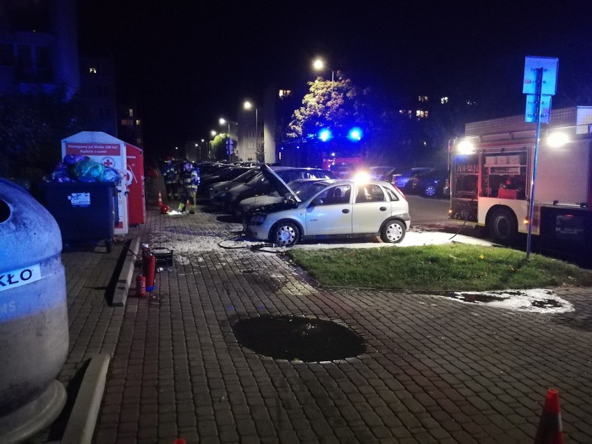 W Tarnobrzegu samochód zapalił się na parkingu. Przyczyną zwarcie instalacji elektrycznej?