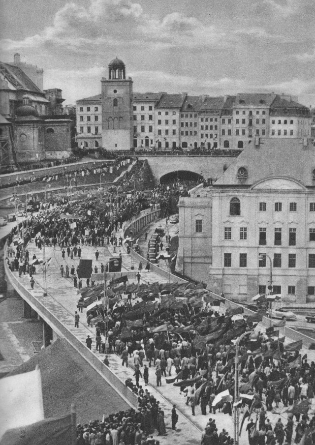 Trasa W-ZPierwszy propagandowy sukces inwestycyjny komunistycznej władzy. Trasa W-Z (Wschód-Zachód) została otwarta 22 lipca 1949 roku. Była to pierwsza tak duża budowa w powojennej Polsce. Droga przebiega tunelem pod Starówką i dalej mostem na Pragę. Fot. Narodowe Archiwum Cyfrowe