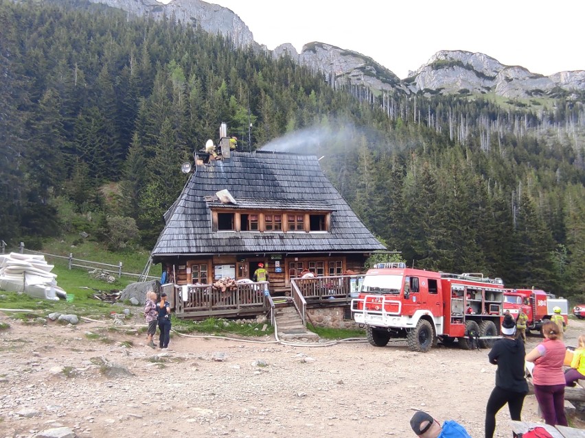 Tatry. Pożar w schronisku na Hali Kondratowej. Spaliła się część dachu i poddasza. Akcja gaśnicza w trudnym terenie ZDJĘCIA