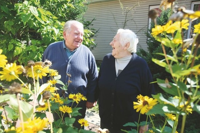 Anna Niemcunowicz i Andrzej Pietruczuk mają po 84 lata, a małżeństwem są od trzech tygodni. Znają się od 5 lat. Spędzają ze sobą każdą chwilę, m.in. na spacerach wokół domu, w którym mieszkają.
