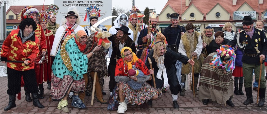 Przebierańcy z turoniem i kozą harcowali po całych Zielonkach