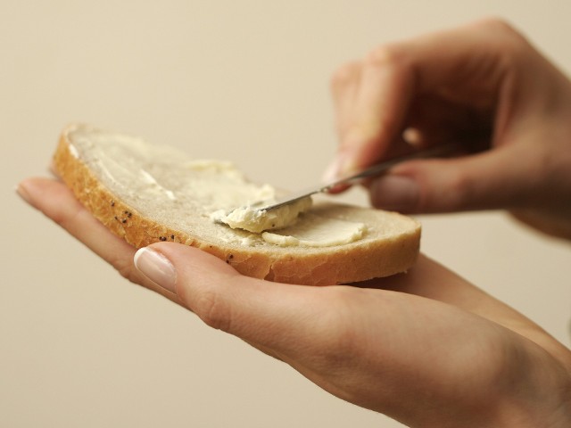MasłoPrawdziwe masło jest bladożółte i dopiero po jakimś czasie po wyjęciu z lodówki daje się ono łatwo rozsmarować.