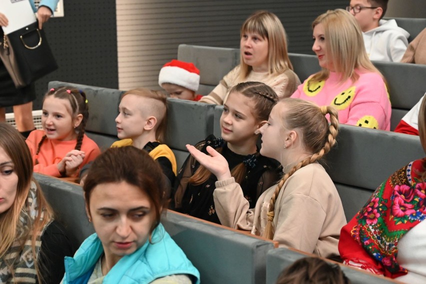 Wsparcie dla dzieci z Ukrainy. Wojewoda świętokrzyski rozdał podarunki. Zobacz zdjęcia