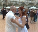 Milonga w Brzegu. Na dziedzińcu zamkowym tańczą miłośnicy tanga argentyńskiego
