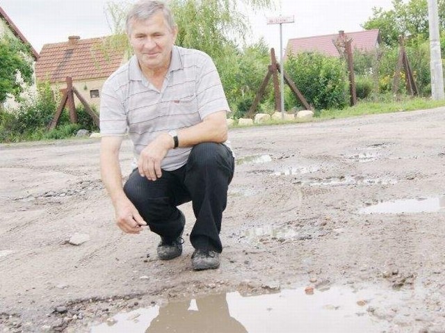 - W tym roku nawet nie wysypali tłucznia - skarży się Jan Cieślik 