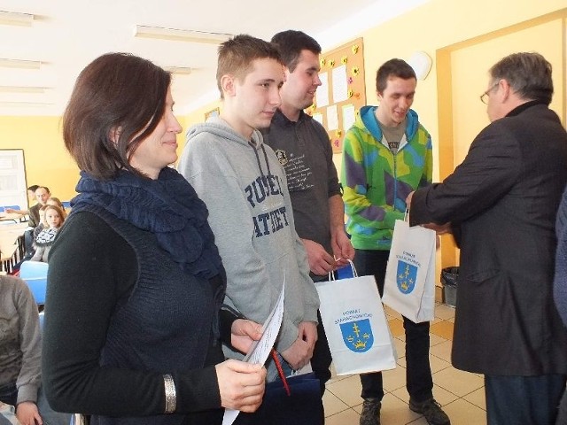 MłodzieżDrużyna starachowickiego II Liceum Ogólnokształcącego odbiera nagrody za zajęcie pierwszego miejsca w konkursie turystyczno-krajoznawczym.
