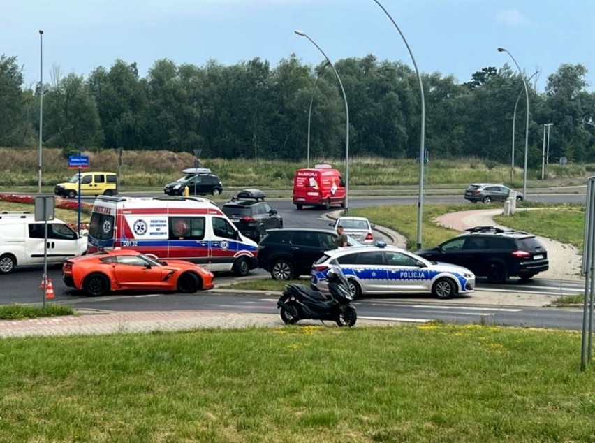 Sportowy samochód został zepchnięty z ronda na pobocze. Jest...