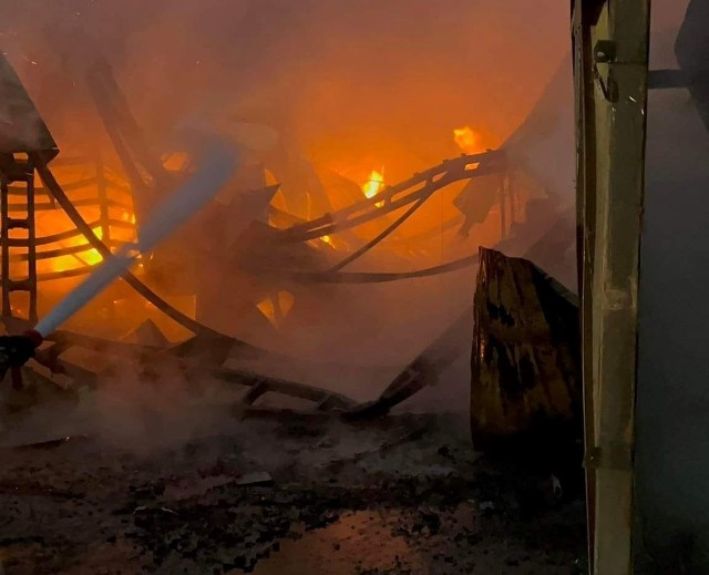 W niedzielę po przed godziną 6:00 rano straż pożarna została powiadomiona o pożarze hali magazynowej w miejscowości Sadków. Na miejsce przybyło łącznie 10 zastępów, które dogaszają halę od niemal 9 godzin.