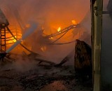 Pożar hali magazynowej na Dolnym Śląsku. Akcja gaśnicza trwa od dziewięciu godzin [ZDJĘCIA]