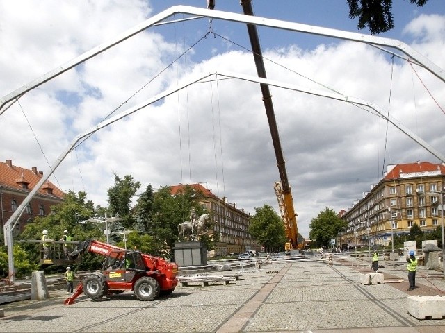 Właśnie trwa budowa strefy kibica na Pl. Lotników w Szczecinie.