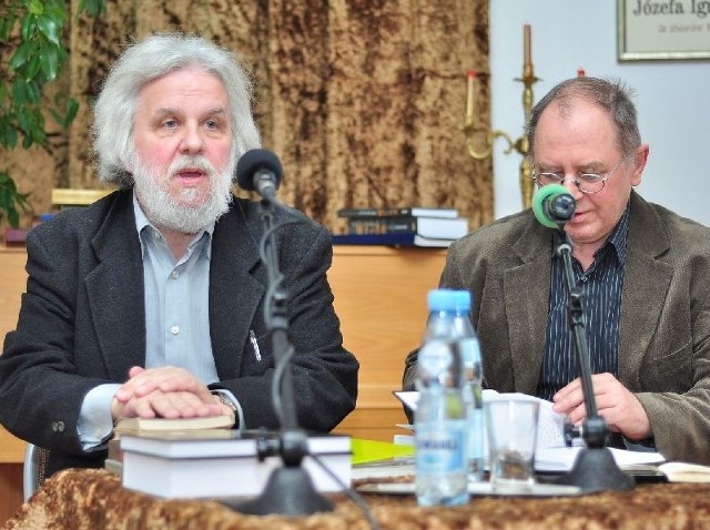 W czwartek w Miejskiej Bibliotece Publicznej w Tarnobrzegu z mieszkańcami naszego miasta spotkali się Jerzy Illg (z lewej), szef Wydawnictwa Znak oraz Tadeusz Sobolewski (z prawej), krytyk filmowy i dziennikarz.