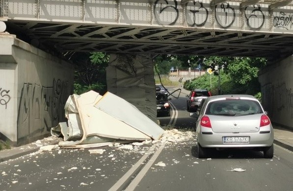 Ciągnik siodłowy zgubił swoje części naczepy i pojechał dalej! Na miejscu działają strażacy i policjanci. Występują utrudnienia w ruchu