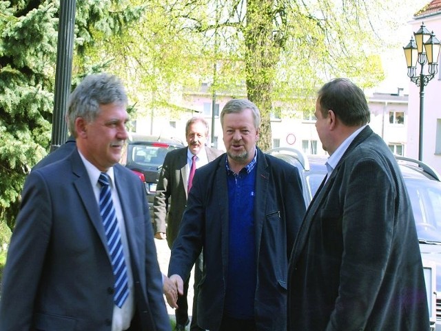 Senatora Romana Zaborowskiego i senatora Andrzeja Grzyba (od lewej) powitał przed Starostwem Powiatowym w Chojnicach starosta Stanisław Skaja