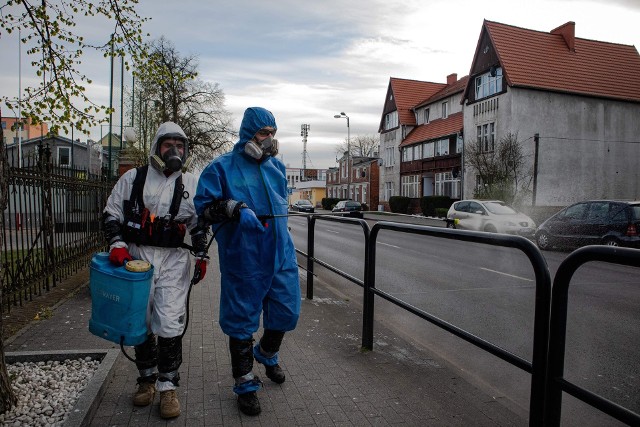 Specjalistyczna grupa ratownicza uzbrojona w spryskiwacze wczoraj, 18 kwietnia, wyszła na ulice Solca Kujawskiego, by zdezynfekować przestrzeń publiczną. I tak będzie co tydzień.To w ramach ogólnopolskiej akcji pod kryptonimem #SekcjaDezynfekcja, której patronuje Ministerstwo Obrony Narodowej. W naszym regionie koordynatorem projektu jest SGPR OP BIZON, która przyjmuje zgłoszenia do udziału w akcji od kolejnych samorządów. Odkażanie jest dla miast bezpłatne, ale warto dorzucić się do zakupy paliwa czy środka dezynfekującego. - Wirus może utrzymywać się na plastikowych czy metalowych powierzchniach do 9 dni. Środki, którymi dysponujemy, są niegroźne dla zwierząt, roślin i ludzi - ulatniają się już po 5 minutach, ale skutecznie zabijają wirusy. Do działania przystępujemy późnym popołudniem i wieczorem - informuje Karol Gramowski, dowódca GRS OP BIZON Solec Kujawski.