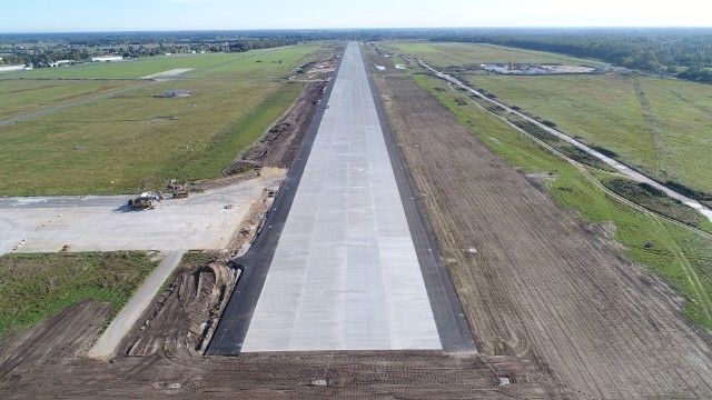 Pas startowy na lotnisku został już zbudowany, trwają teraz prace przy instalacjach związanych z drogą startową, systemem odwadniającym i filtrującym wodę opadową, ostatnim krokiem będzie montaż systemów oświetleniowych i nawigacyjnych.