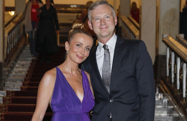 Katarzyna Zielińska jest w szczęśliwym związku ze swoim mężem Wojciechem Domańskim. Piękna rudowłosa aktorka fantastycznie wygląda na wakacyjnych kadrach. Zobacz je - kliknij dalej