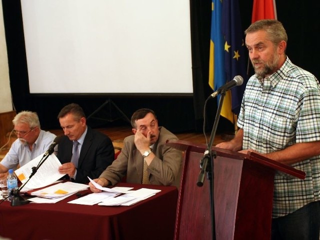 Radny Tadeusz Zych podczas swego wystąpienia wnioskował o znaczne zmniejszenie finansowej pomocy dla piłkarzy Siarki Tarnobrzeg, ale jego wniosek przepadł zdecydowanie.