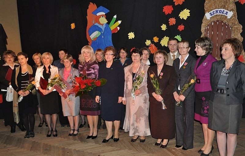 Wspólna fotografia nagrodzonych pedagogów z burmistrz Dorotą...