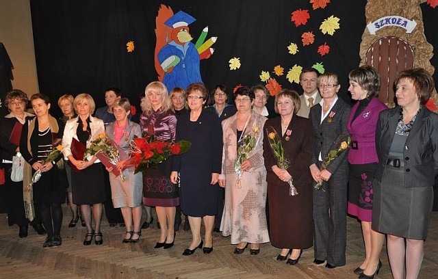 Wspólna fotografia nagrodzonych pedagogów z burmistrz Dorotą Łukomską oraz poseł Marią Zubą.