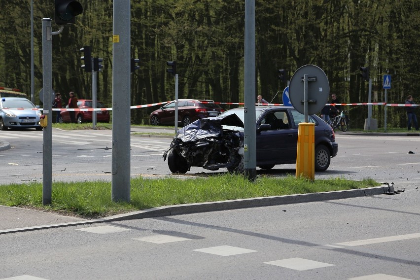 Wypadek BMW na ulicy Zwierzynieckiej w Białymstoku. Kierowca...