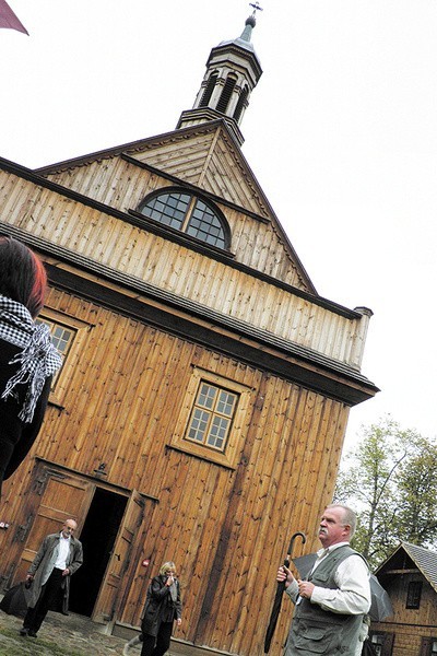 - Z powodu licznych pożarów jest w tym kościele wiele elementów i z XIX, i XX wieku - tłumaczył zwiedzającym Norbert Tomaszewski, kierownik działu historyczno-artystycznego Muzeum Rolnictwa.