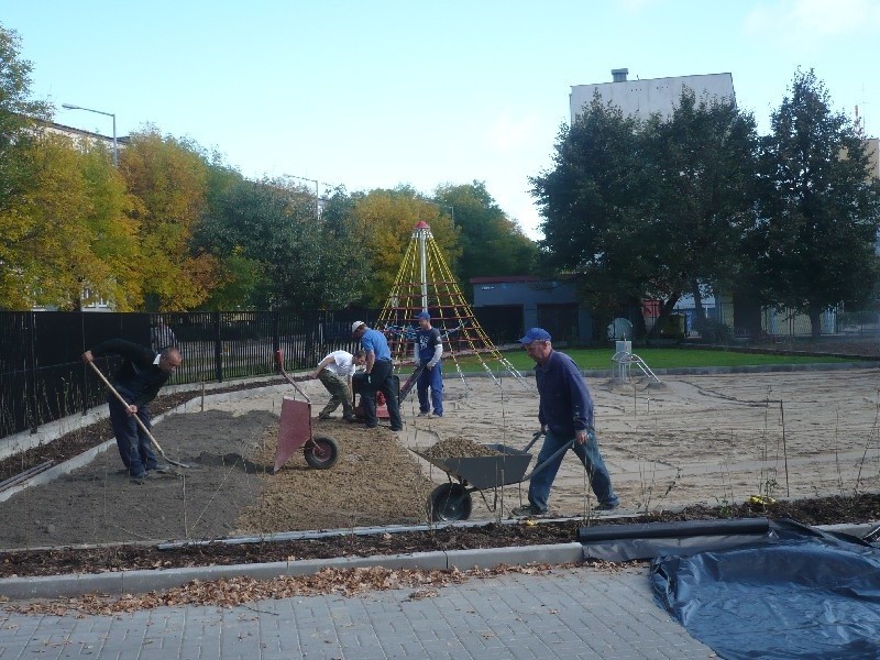 Na placach zabaw przy SP 6 i SP 2  pojawiły się już pierwsze zabawki (zdjęcia)