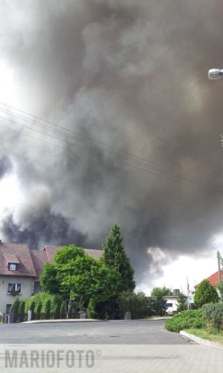 Pożar w Leśnicy. Pali się hala produkcyjna