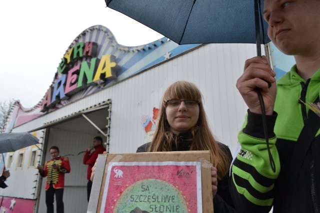 Protest przed cyrkiem w Wodzisławiu Śląskim