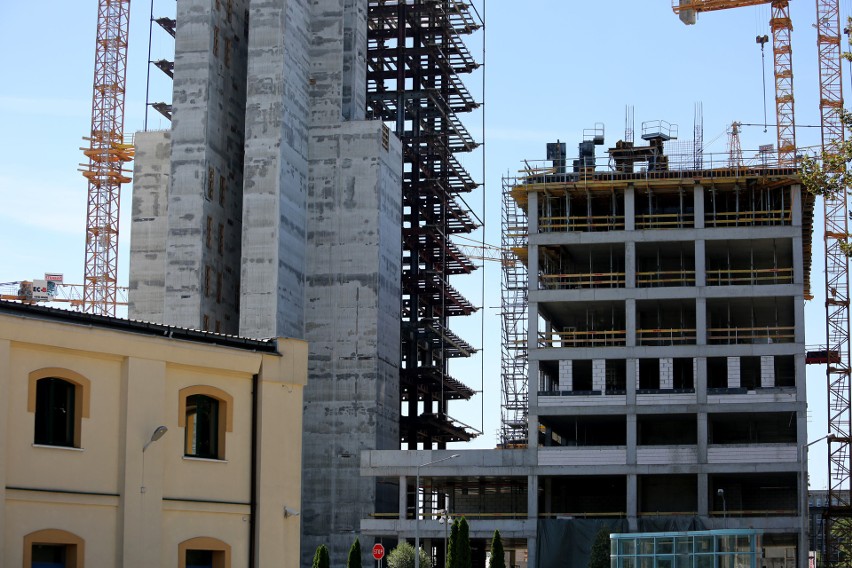 Kraków. Szkieletor zmienia się z dnia na dzień, rosną nowe budynki [NOWE ZDJĘCIA]