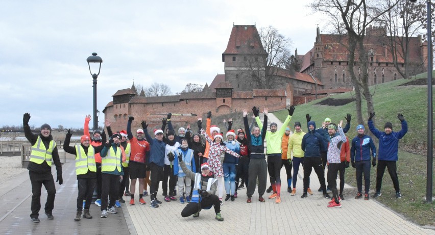 Przedświąteczny parkrun "Zamek w Malborku". Na uczestników czekał ciepły barszcz i inne przysmaki