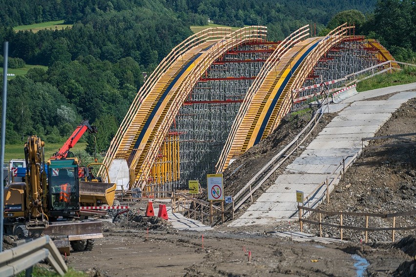 Kąclowa. Estakada rośnie nad osuwiskami