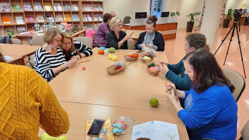 Warsztaty szydełkowania w Bibliotece Pedagogicznej. Poprowadziła je 21.20.2023 Ukrainka Olena Konstantinowa
