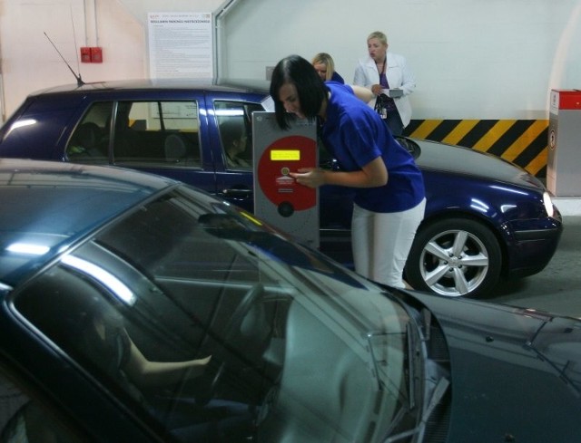 Większość klientów pytała wczoraj hostessy o zasady opłacania parkingu. - Nawet, ci co wiedzą, wolą się upewnić. Niezadowoleni zdarzają się rzadko - mówiła Małgorzata Schindler, hostessa (na zdjęciu).