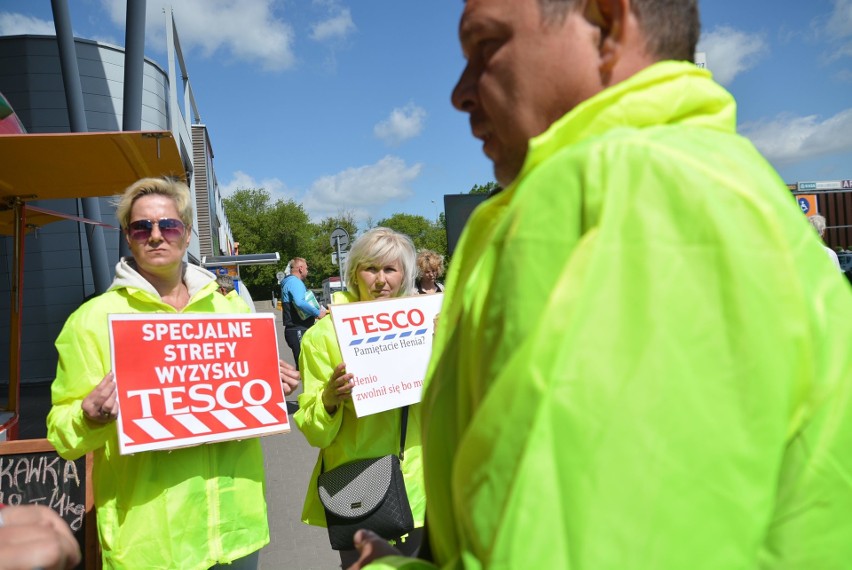 Pikieta przed Tesco w Lublinie: Pracownicy chcą większych podwyżek (ZDJĘCIA WIDEO)