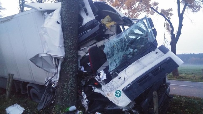 Gm. Myszyniec. Kolizja na Kolejowej i kompletnie zniszczony tir