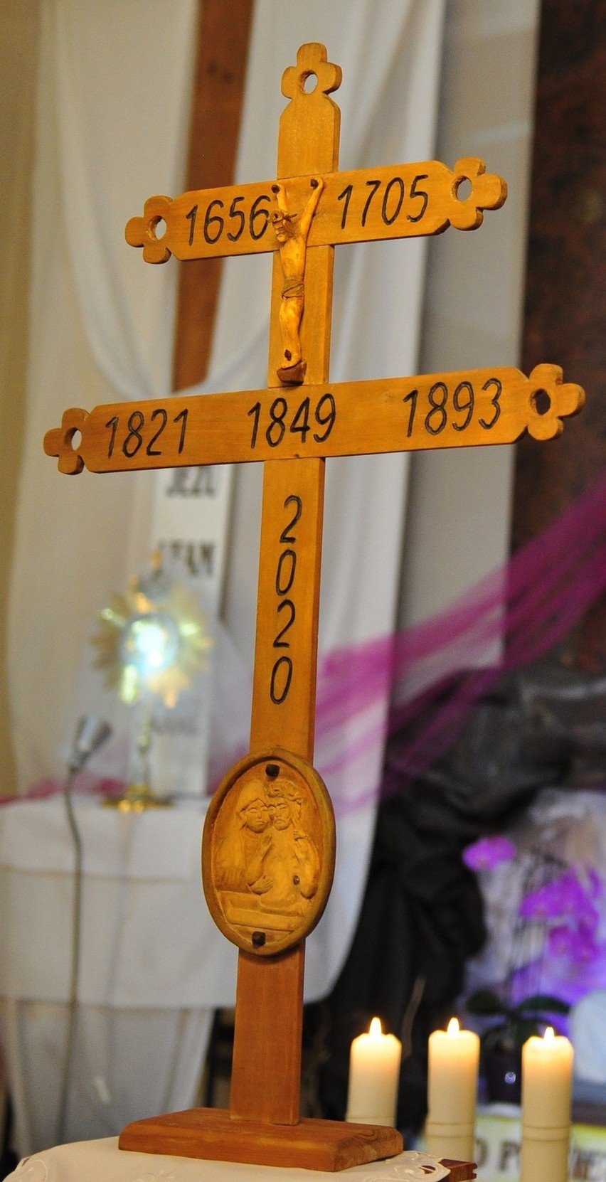 Pierwsze krzyże morowe w czasie epidemii koronawirusa w diecezji sandomierskiej. Są w parafii Kielczyna