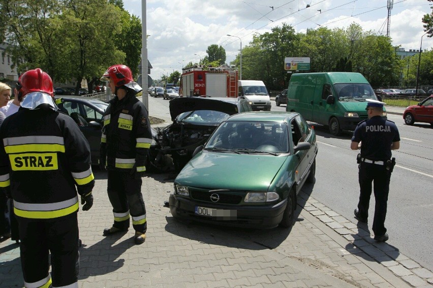 Wypadek na Krakowskiej. Zderzenie trzech aut. Ulica zablokowana (ZDJĘCIA)