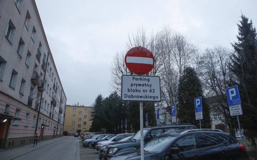 Przy ul. Dąbrowskiego w Rzeszowie brakuje miejsc...