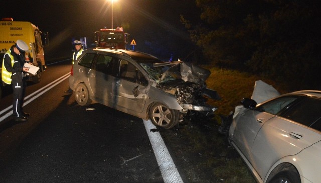 W poniedziałek (16 października) około godz. 19:35 na drodze krajowej nr 15  w miejscowości Chorągiewka doszło do tragicznego w skutkach wypadku. Ze wstępnych ustaleń policjantów z toruńskiej drogówki wynika, że 38-latek kierujący autem  osobowym marki peugeot 307,  jadąc od strony Torunia w kierunku Inowrocławia podczas próby wyprzedzania ciężarówki zderzył się czołowo z jadącym z przeciwka mercedesem benz.  W wyniku zdarzenia do szpitali w Toruniu i Inowrocławiu trafili 57-letni kierowca mercedesa, 38-letni kierowca peugeota, 30-letnia pasażerka tego auta oraz ich kilkumiesięczne dziecko. Niestety, mimo udzielonej pomocy, 30-letnia pasażerka peugeota zmarła w szpitalu. Okoliczności i przyczyny zdarzenia wyjaśniają policjanci z Komendy Miejskiej Policji w Toruniu pod nadzorem prokuratury.   Śledczy zwracają się z prośbą do wszystkich świadków tego zdarzenia o osobisty lub telefoniczny kontakt z Wydziałem Dochodzeniowo-Śledczym KMP w Toruniu, ul. Grudziądzka 17, pokój 306, telefony do kontaktu to 56 6412177,56 6412607  lub 997 w Toruniu. Niedziela będzie chłodna i deszczowa. Poprawa pogody w kolejnych dniach