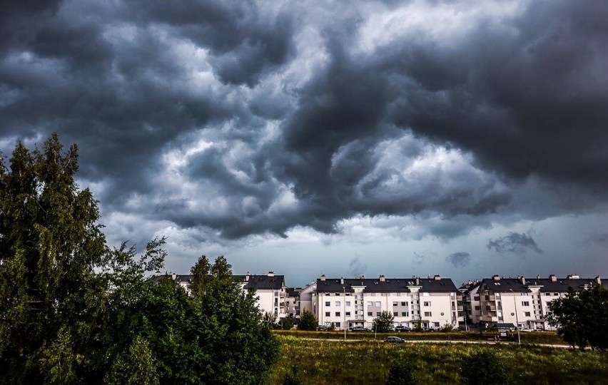 Burze na Pomorzu 12.07.2021. 264 interwencje strażaków. Podtopienia, powalone drzewa, uszkodzone dachy