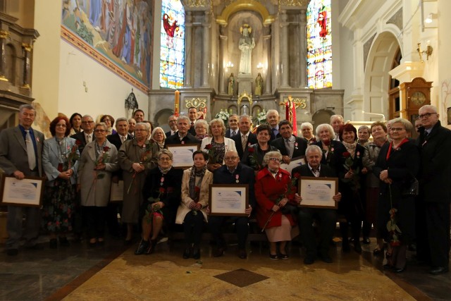 Złote Gody w kościele parafialnym w Białobrzegach świętowało 18 par małżeńskich z gminy Białobrzegi.