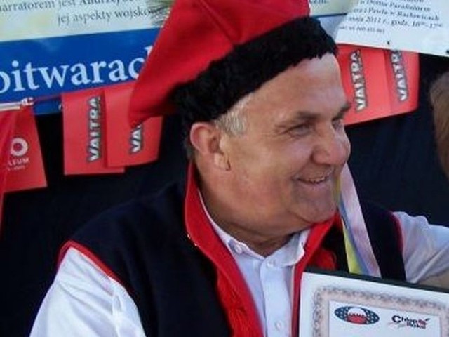 Jan Arendarski z dyplomem za zwycięstwo w wyborach Chłopa Roku.
