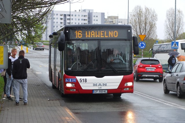 Pomysłodawcy uchwały przekonują, że dzięki bezpłatnym przejazdom dla uczniów w autobusach, zmniejszą się korki w mieście.